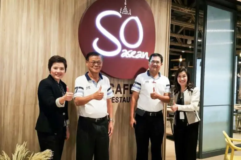 นายประสงค์ ธาราไชย ประธานกรรมการบริษัท (ที่ 2 จากซ้...