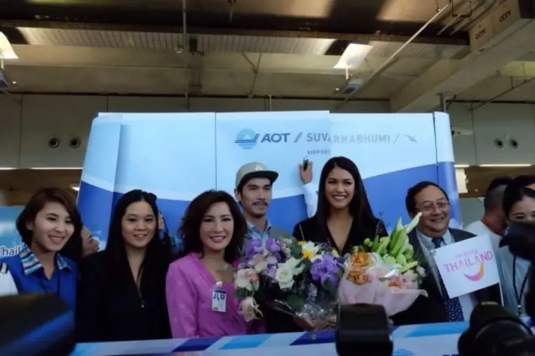 แนท-อนิพรณ์ เฉลิมบูรณะวงศ์ มิสยูนิเวิร์สไทยแลนด์ 2015 กลับถึงไทยวันนี้ แฟนคลับ แห่ต้อนรับ ททท.เซอร์ไพรส์ด้วยขบวนตุ๊กตุ๊กวนรอบสุวรรณภูมิ
