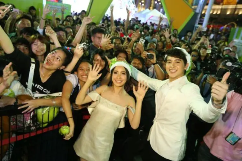 เอไอเอส จัดกิจกรรม "เอไอเอส มอบความสุขต้อ...