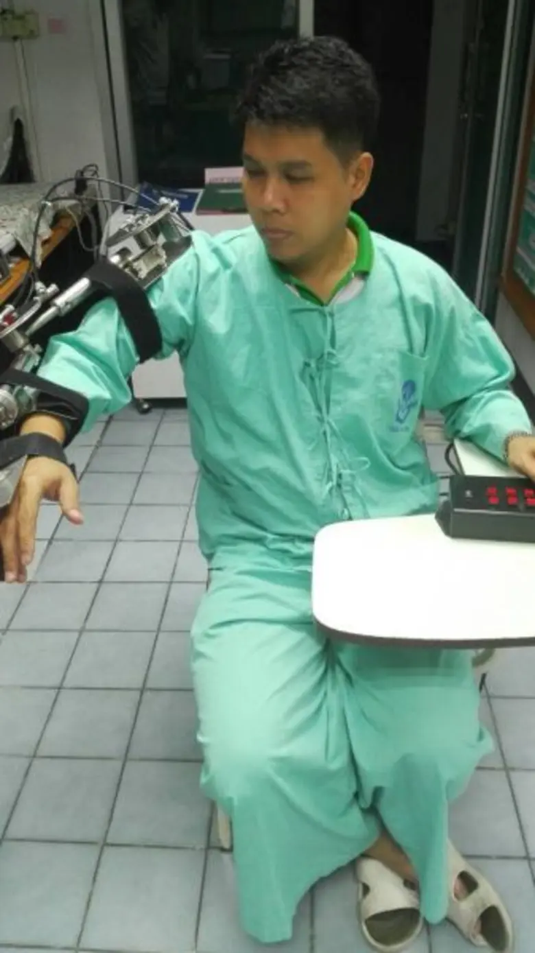 นักวิจัยไทย คิดค้น PMK “หุ่นยนต์เสริมพลังแขน” PMK “Robotic Exoskeleton Hand”