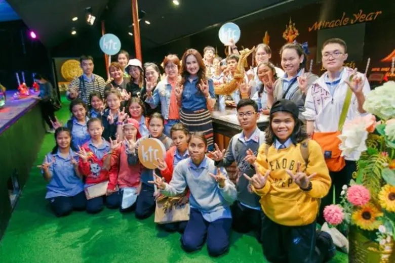นางกัณฑรัตน์ เจิมจิตรผ่อง (กลางขวา) ผู้ช่...