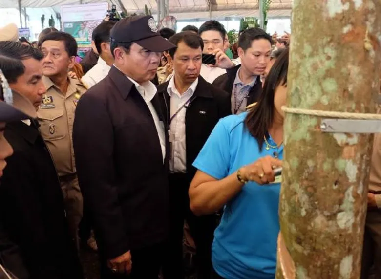 นายกฯ มอบเงิน นำร่องโครงการสร้างความเข้มแข็ง 1,500 บ./ไร่ ส่งความสุขปีใหม่แก่ชาวสวนยาง