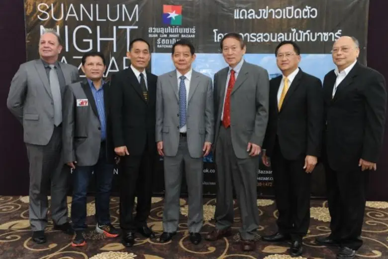 ชาญ ตุลยาพิศิษฐ์ชัย (กลาง) ประธานกรรมการบ...