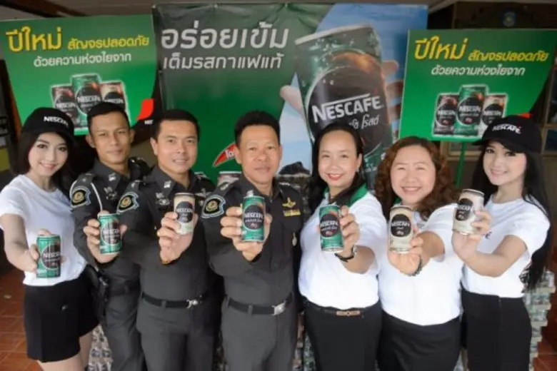 ศรินทิพย์ พิมแพง (ที่สามจากขวา) ผู้จัดการ...