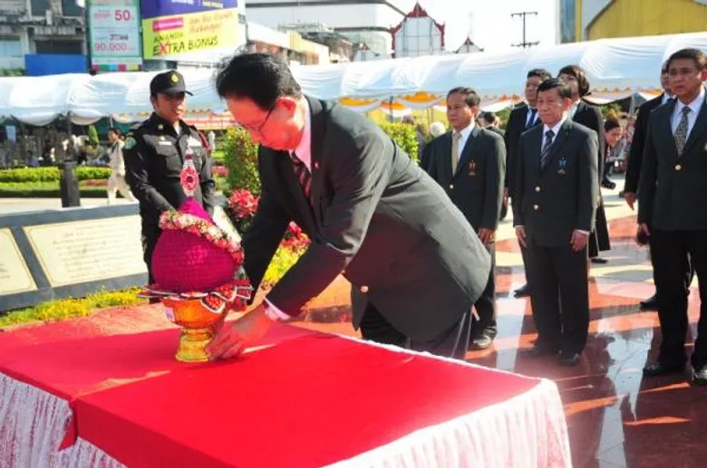 สภาพัฒนาการเมือง ร่วมพิธีวางพานพุ่มถวายราชสักการะ เนื่องในวันสมเด็จพระเจ้าตากสินมหาราช 28 ธันวาคม 2558