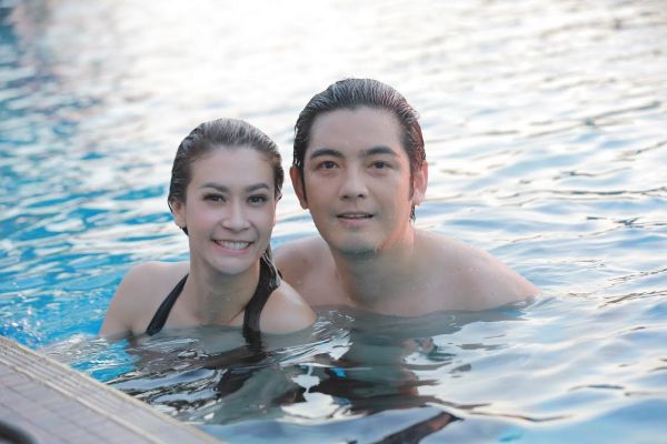 หวานฉ่ำ!! จนมดขึ้น เอมี่’ ควง หนุ่ม’ ลั้ลลาริมสระใน รักลวง’