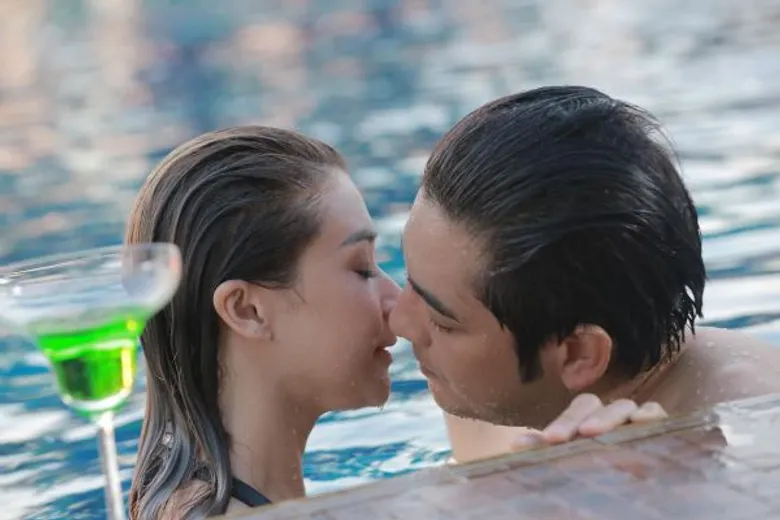 หวานฉ่ำ!! จนมดขึ้น เอมี่’ ควง หนุ่ม’ ลั้ลลาริมสระใน รักลวง’