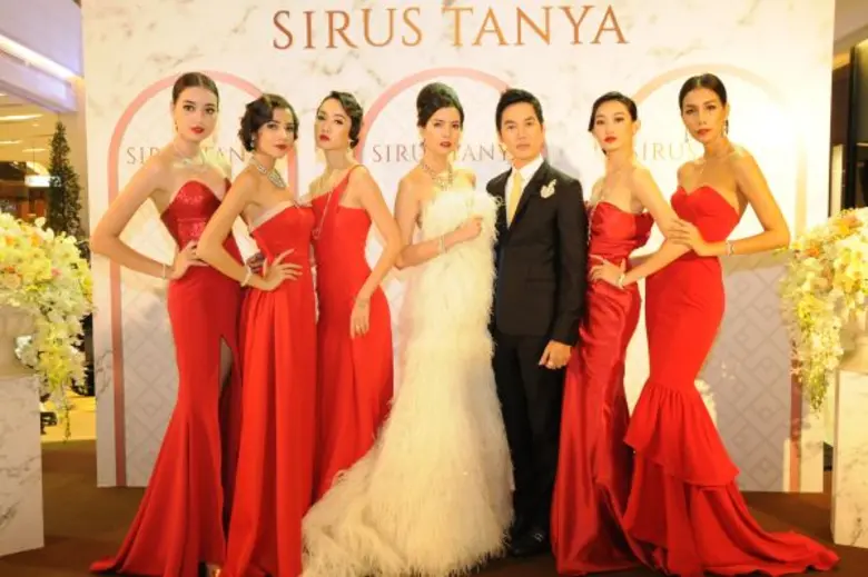 นายศิรัส ธัญญวัฒนกุล (ที่ 4 จากซ้าย) กรรมการผู้จัดก...