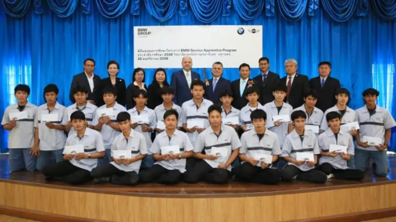 ในภาพ มร. ซีซาร์ บาดิลย่า ผู้อำนวยการฝ่าย...