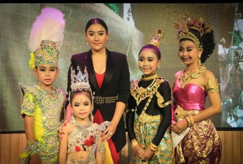 งดงามส่งท้ายปีเก่า GREEN OTOP 2015