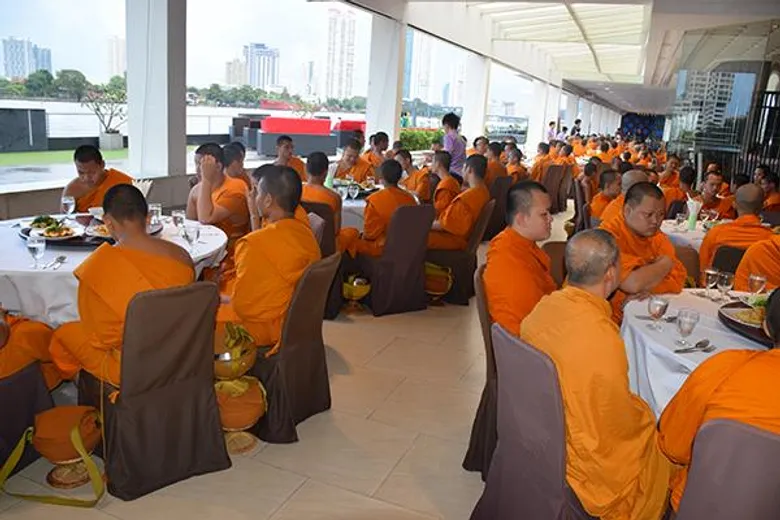 อิ่มบุญ โรงแรมแม่น้ำ รามาดาพลาซา ทำบุญเลี้ยงพระ 99 รูป