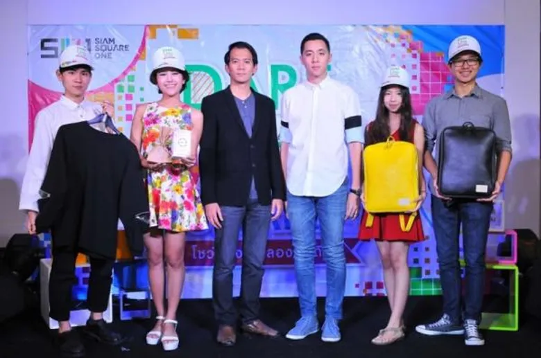 ศูนย์การค้าสยามสแควร์วัน จัดกิจกรรมสร้างสรรค์ โดยจัดเมืองธุรกิจจำลองสนับสนุนให้นิสิตนักศึกษาสร้างแบรนด์เองพร้อมโชว์ไอเดียส่งท้ายปี ’58 ในโครงการ “Dare U To Share โชว์ของมาลองไอเดีย”