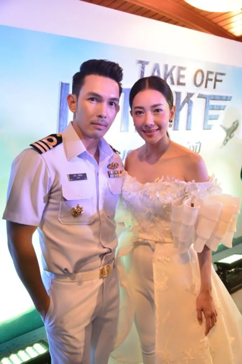 เนตรชนก’ บอสใหญ่ทรูโฟร์ยูนำทัพเปิดตัว 6 ซุปตาร์ ซีรีส์เจ้าเวหา’ ฟอร์มยักษ์แห่งปี อั้ม อธิชาติ-นุ่น วรนุช, แอนดริว เกร็กสัน-แพนเค้ก เขมนิจ, ติ๊ก เจษฎาภรณ์-ใหม่ ดาวิกา สร้างปรากฎการณ์สั่นสะเทือนวงการบันเทิงไทย