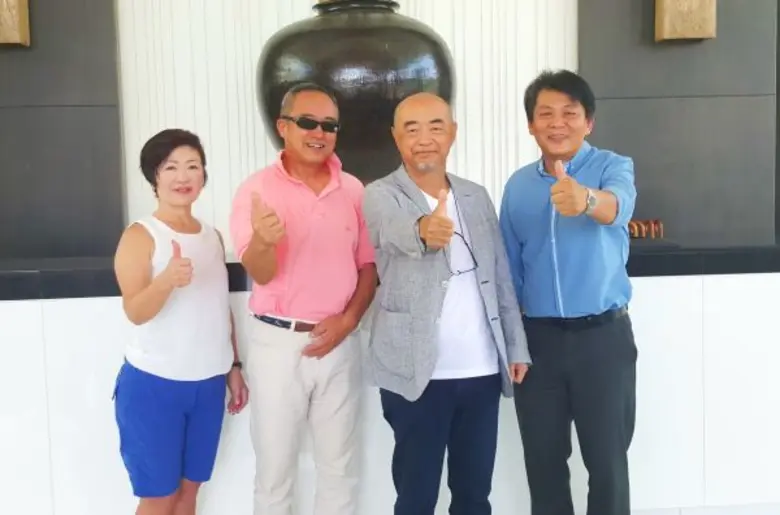 นายรัก ชัยกุลเสรีวัฒน์(ขวา) ผู้จัดการทั่วไปโรงแรมแค...