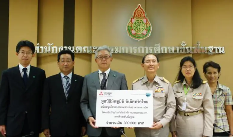 Mr. Anek Ratpiyapaporn (third from right)...
