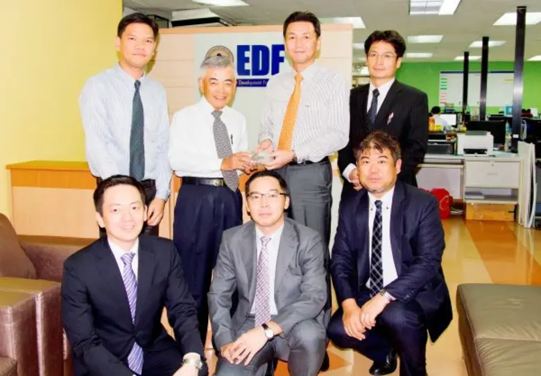 นายซาดาอากิ โอคามโต้ (แถวยืน – ที่ 2 จากข...