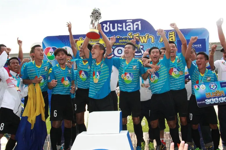 โรงเรียนสุรศักดิ์มนตรี เฮ! คว้าแชมป์ ฟุตบอล “แชมป์กีฬา 7 สี แชมเปียนคัพ 2015” เป็นสมัยแรก พร้อมทุนการศึกษา 300,000 บาท และถ้วยรางวัลเกียรติยศ
