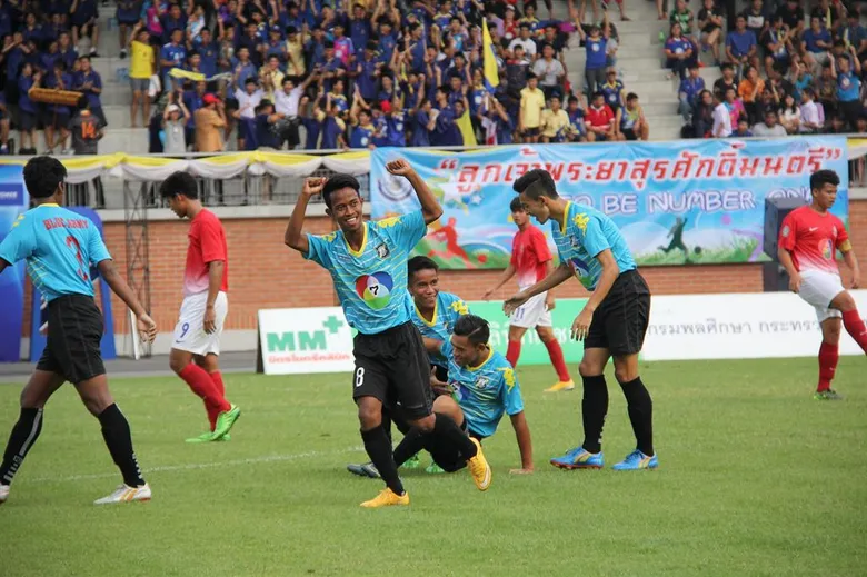 โรงเรียนสุรศักดิ์มนตรี เฮ! คว้าแชมป์ ฟุตบอล “แชมป์กีฬา 7 สี แชมเปียนคัพ 2015” เป็นสมัยแรก พร้อมทุนการศึกษา 300,000 บาท และถ้วยรางวัลเกียรติยศ