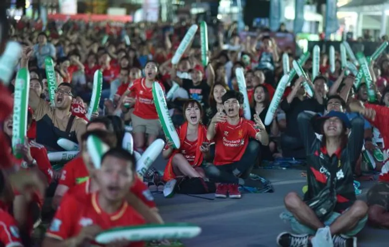 เปิดจอยักษ์ แฟนหงส์แดง – ผีแดง กว่าสี่พันคนร่วมเชียร์บอลสุดมันส์ ในศึกวันแดงเดือด กับ พีพีทีวี เอชดีช่อง 36 ณ บริเวณลานแกรนด์พระราม9