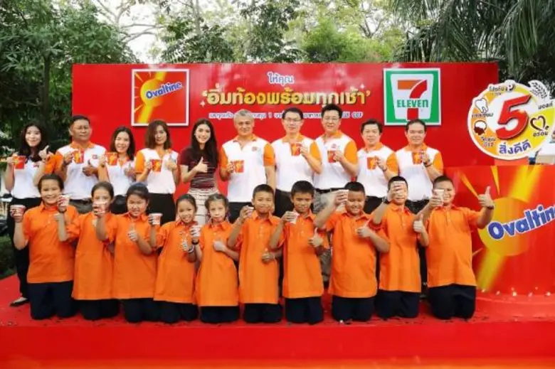 จากรูป: (แถวยืน ที่ 6 จากซ้าย) มร. ดั๊กลา...
