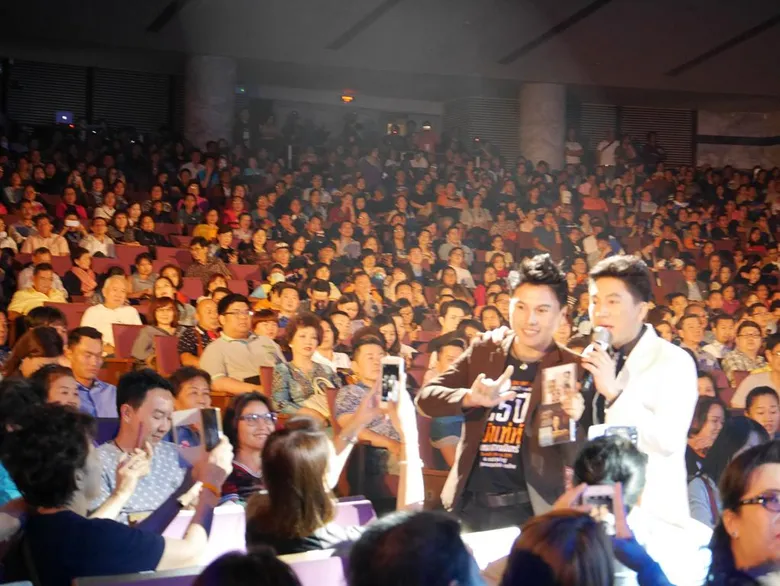 เต็มอิ่ม สุดประทับใจบนเวทีคอนเสิร์ตใหญ่ครั้งแรกในชีวิต กว่า 25 ปี บนเส้นทางดนตรี ของหนุ่มเสียงหวาน เท่ห์ อุเทน พรหมมินทร์ ใน แอร์เอเชีย พรีเซ็นต์ คลาสส์ซี่ ไลฟ์ โปรเจค (วอลลุ่ม 2) คอนเสิร์ต “25 ปี ยัง เท่ห์ (อุเทน พรหมมินทร์)”