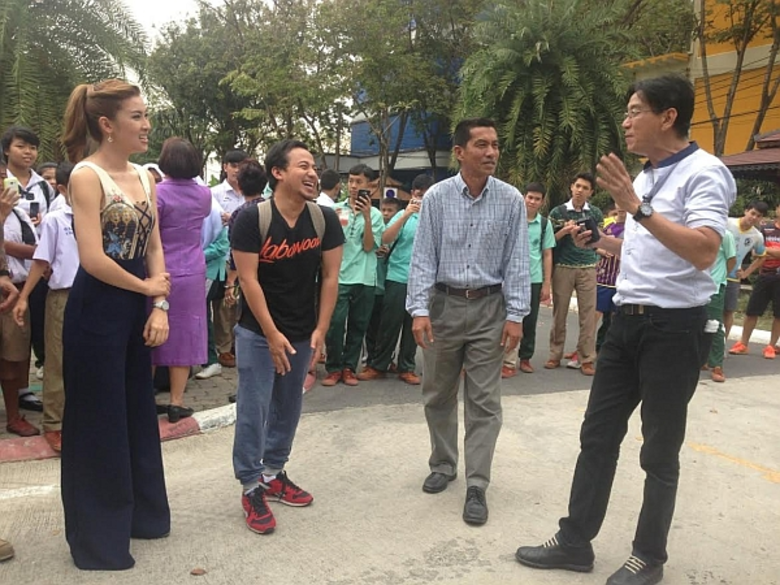ทีวีไกด์: รายการ "ที่นี่หมอชิต" เยี่ยมบ้านสามหนุ่ม “เมธี – สมเมย์ – อนันต์ ” และพา “ลาบานูน” บุกเซอร์ไพรส์น้องๆ