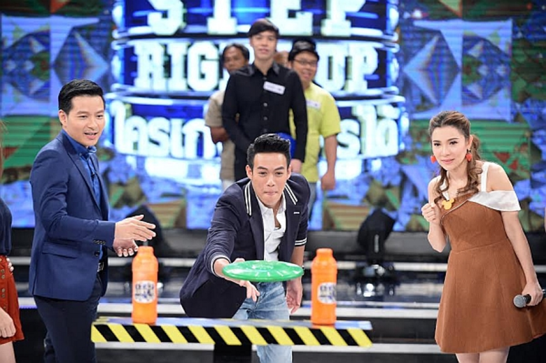 ทีวีไกด์: รายการ “STEP RIGHT UP ใครเก่ง...ใครได้!!!” เอ วราวุธ ชวน ปอ-หนิม-กัน-ท๊อป-พล่ากุ้ง เล่นเกมลุ้นชิงทองคำ!!