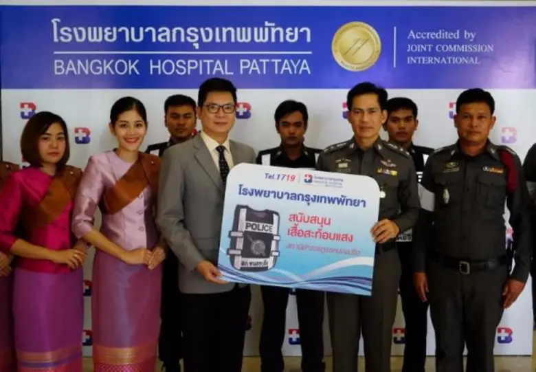 ที่โรงพยาบาลกรุงเทพพัทยา นพ.พิชิต กังวลกิ...