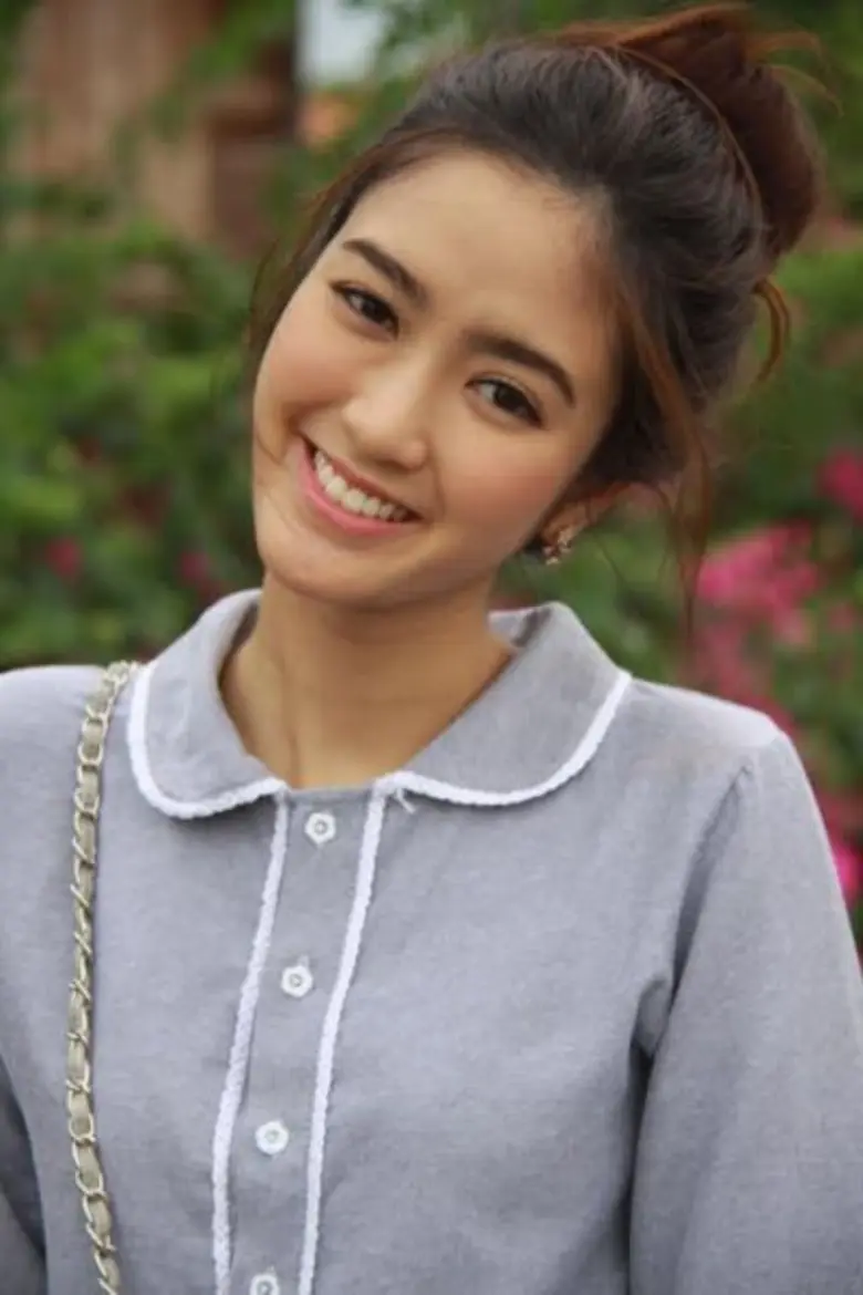 เป็นหนึ่งสาวสวยน้องใหม่มากความสามารถที่ฝา...