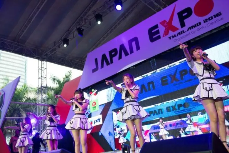 สนั่น!! เซ็นทรัลเวิลด์ 5 สาว AKB48 เปิดคอนเสิร์ตสร้างประวัติศาสตร์ครั้งแรกในไทย แฟนคลับปลื้ม สุดประทับใจในงาน Japan Expo Thailand 2016