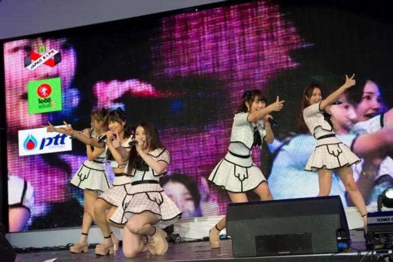 สนั่น!! เซ็นทรัลเวิลด์ 5 สาว AKB48 เปิดคอนเสิร์ตสร้างประวัติศาสตร์ครั้งแรกในไทย แฟนคลับปลื้ม สุดประทับใจในงาน Japan Expo Thailand 2016