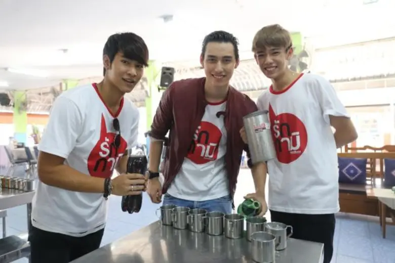 กามิกาเซ่ ยกทัพศิลปิน...ส่งสุขปีใหม่ถึงมือน้อง