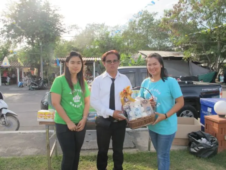ภาพข่าว: “วิคตอเรีย การ์เด้นส์ มอบขนมให้กับเด็กๆ ชุมชนดงรัก ในกิจกรรมวันเด็กปี 2559 ”