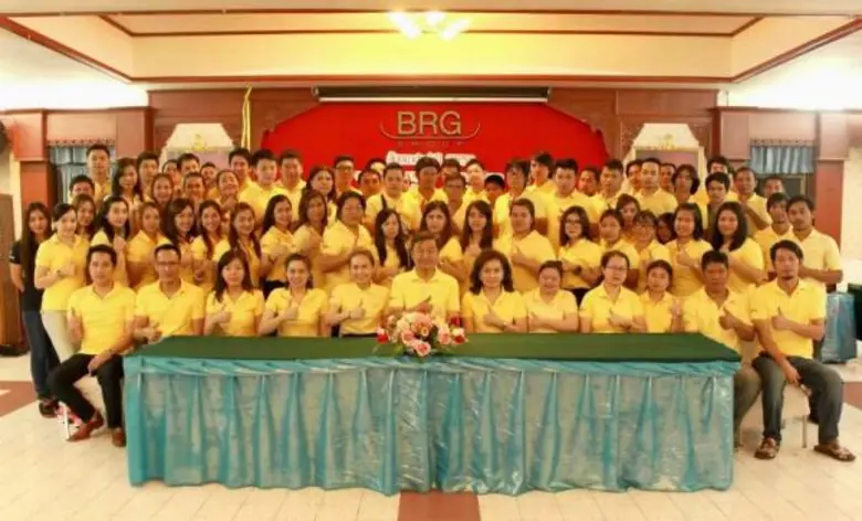 คุณสมศักดิ์ ศรีรัตนประภาส (แถวนั่ง คนที่ ...