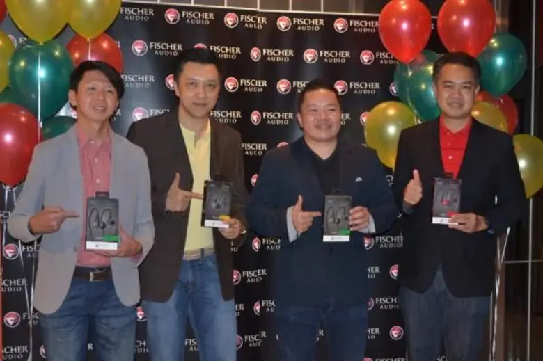 นายสรศักดิ์ วงศ์ชินศรีสกุล (คนที่ 2 จากซ้าย) กรรมกา...