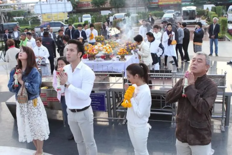 ช่อง 3 ถือฤกษ์ดี บวงสรวงสมเด็จพระเจ้าตากสินมหาราช และบวงสรวงพระพิฆเนศ ศาลพระภูมิ ประจำปี 2559