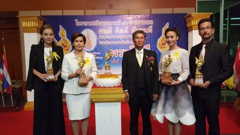 ภาพข่าว: จิ๊ก-นก-โอริเว่อร์ นำทีมนักแสดง เข้ารับรางวัล “พระกินรี” ครั้งที่ ๖
