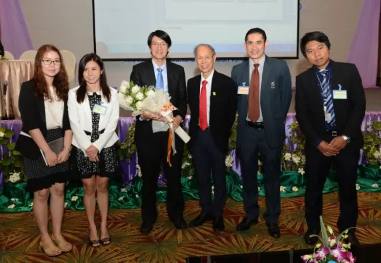 ศ.ดร.นวดล เหล่าศิริพจน์ (คนที่3จากซ้าย) จ...