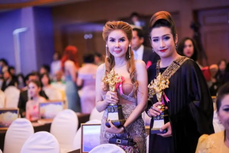 คุณหนึ่ง-คุณพิช เป็นปลื้ม!!! เข้ารับรางวัล “พิฆเนศวร” ครั้งที่ 4