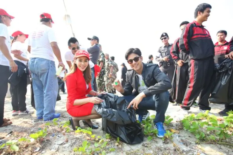 แอร์เอเชียจับมือจังหวัดระยอง ชวนเก็บขยะชายหาดแม่รำพึง ลดปล่อยก๊าซเรือนกระจก โครงการ #GREEN24 in Rayong, Thailand