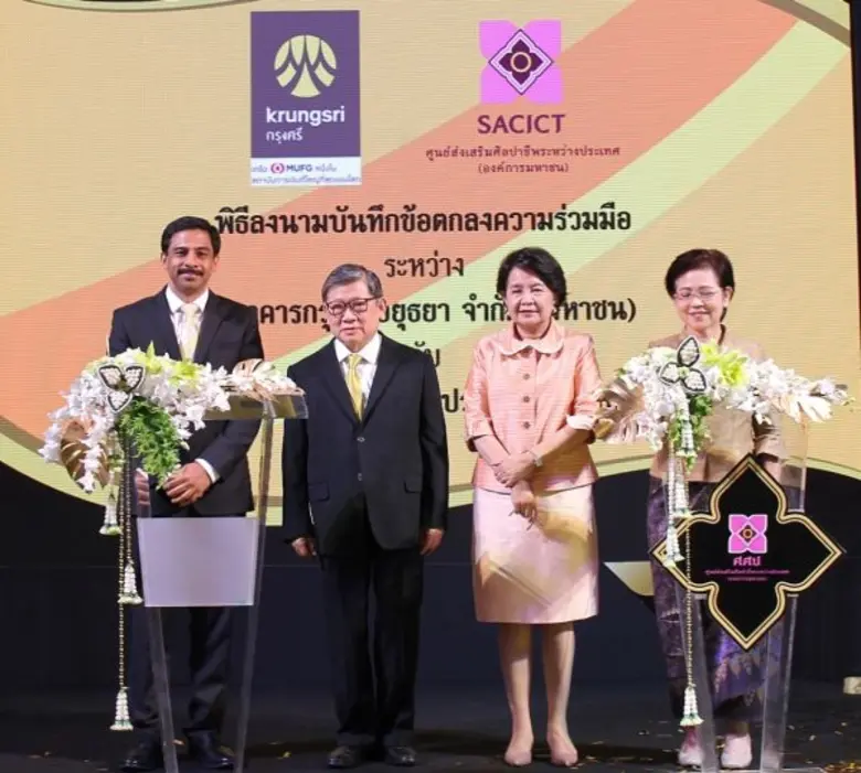 นายโรหิท คันนา (ซ้ายสุด) ประธานคณะเจ้าหน้...