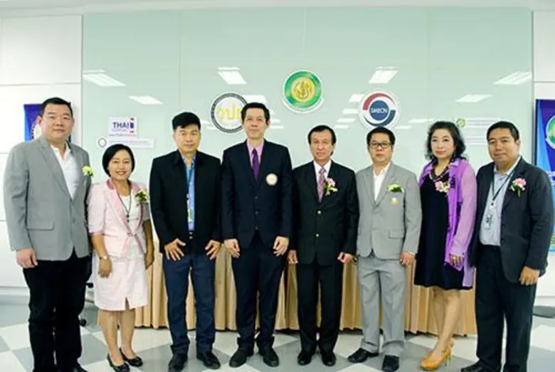 อภิเชษฐ์ ศรีวัฒนประภา (ที่ 3 จากซ้าย) ผู้...