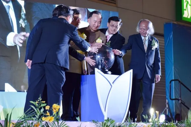 ไข่มุกสีทองด้วยแสงซินโครตรอน สร้างชื่อ คว้ารางวัล ผลงานประดิษฐ์คิดค้น ในงานวันนักประดิษฐ์ ประจำปี 2559 สภาวิจัยแห่งชาติ