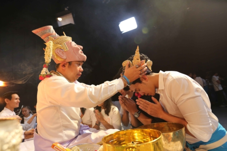 PPTV จัด “พิธีไหว้ครูเทพศิลปศาสตร์และครอบครูการแสดง ประจำปี ๒๕๕๙” อย่างยิ่งใหญ่อลังการ พร้อมเปิดสนง.ใหญ่ ถ.วิภาวดีฯ