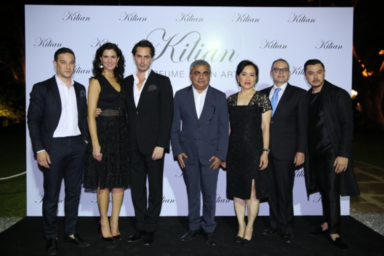 มร.วิโนจ ดาร์ทลานิ (ที่ 4 จากซ้าย) กรรมกา...
