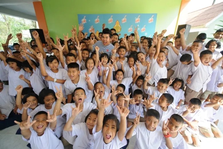 “แจ็ค แฟนฉัน” บุกเซอร์ไพรส์! สร้างแรงบันดาลใจให้เด็กไทยพร้อมโชว์ฝีมือเพ้นท์ผ้าบาติกขั้นเทพ! ในงาน “โอโม สานฝันสร้างอนาคตสดใส”