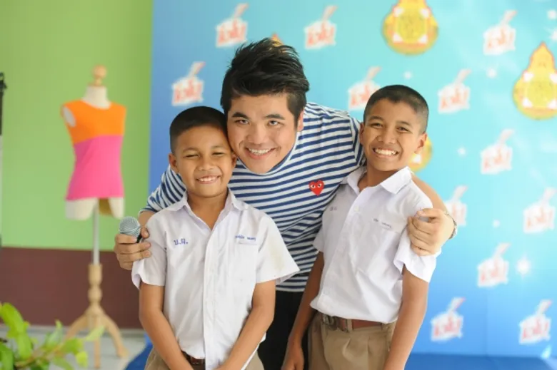 “แจ็ค แฟนฉัน” บุกเซอร์ไพรส์! สร้างแรงบันดาลใจให้เด็กไทยพร้อมโชว์ฝีมือเพ้นท์ผ้าบาติกขั้นเทพ! ในงาน “โอโม สานฝันสร้างอนาคตสดใส”