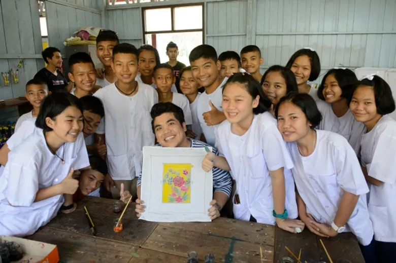 “แจ็ค แฟนฉัน” บุกเซอร์ไพรส์! สร้างแรงบันดาลใจให้เด็กไทยพร้อมโชว์ฝีมือเพ้นท์ผ้าบาติกขั้นเทพ! ในงาน “โอโม สานฝันสร้างอนาคตสดใส”
