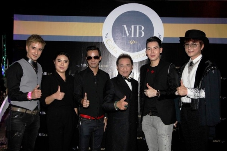 ได้ใจคนโสดไปเต็มๆ กับมินิคอนเสิร์ต อ๊อฟ ป...