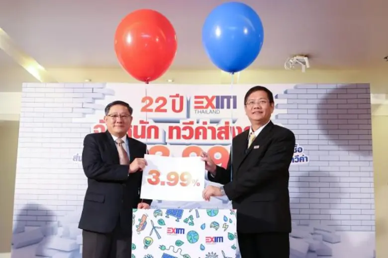 นายมนัส แจ่มเวหา (ซ้าย) ประธานกรรมการ ธนา...